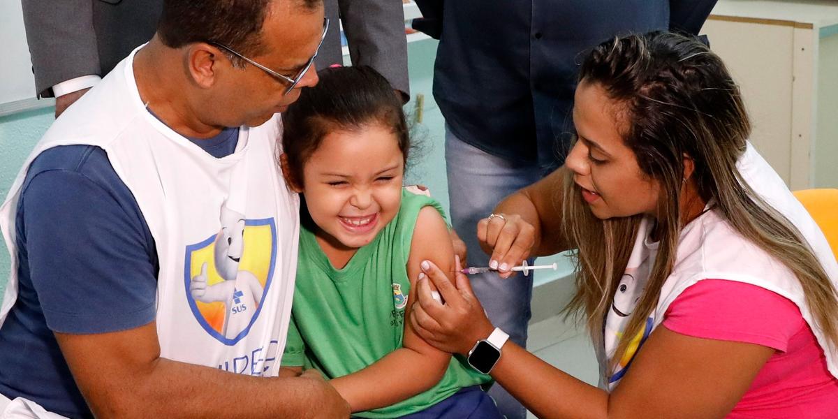 Alunos e professores da Emei Cornélio Vaz de Melo, na região Noroeste, foram vacinados contra gripe na semana passada (Rodrigo Clemente/PBH)