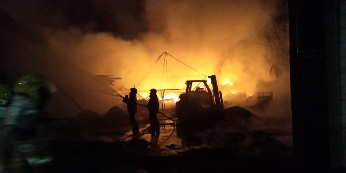 Bombeiros combatem incêndio em galpão na Via Expressa, em Contagem. (Corpo de Bombeiros/Divulgação)