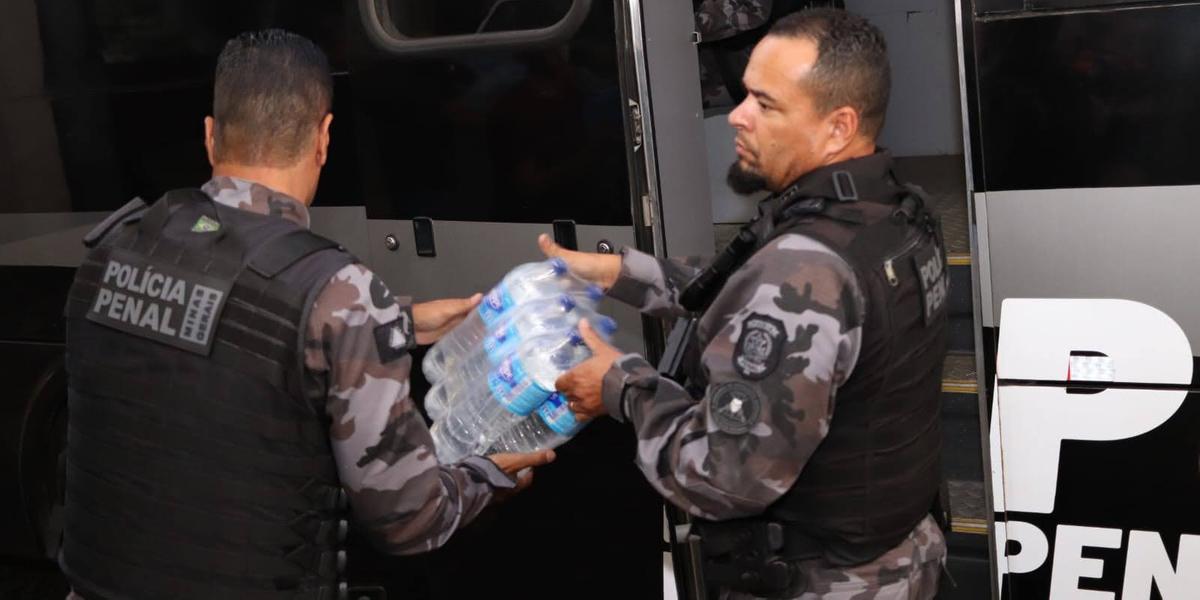 Comboio da Polícia Penal mineira levará 4,5 mil litros de água para o RS. (Gabriel Alves/PPMG)