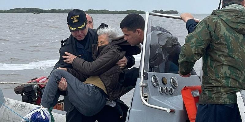 Marinha inicia Operação Abrigo pelo Mar e segue no resgate de pessoal transportando para abrigos (Marinha do Brasil)