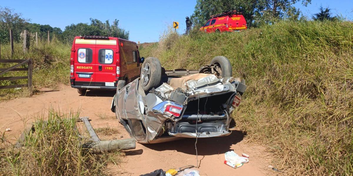 De acordo com os bombeiros, no carro estava um jovem de 19 anos, estudante universitário, com ferimentos na face e cabeça, além de suspeita de fratura na perna esquerda (Divulgação / CBMMG)