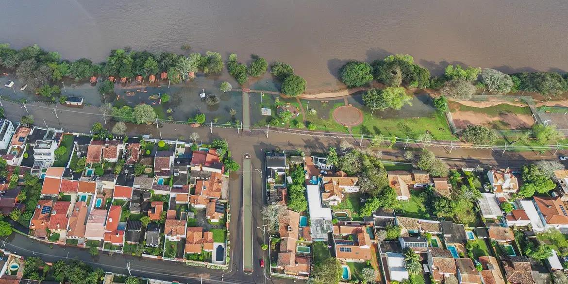 Início da cheia do Guaíba, em 3 de maio, ocorreu em consequência das chuvas que atingiram o Rio Grande do Sul desde o fim de abril  (Mauricio Tonetto / Secom)