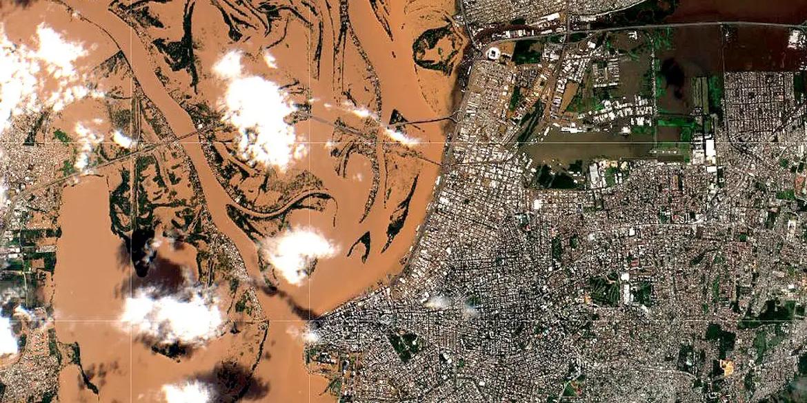 Fotos de satélite divulgada pela Fiocruz mostram o Rio Guaíba e a área metropolitana de Porto Alegre (ICICT/Fiocruz)