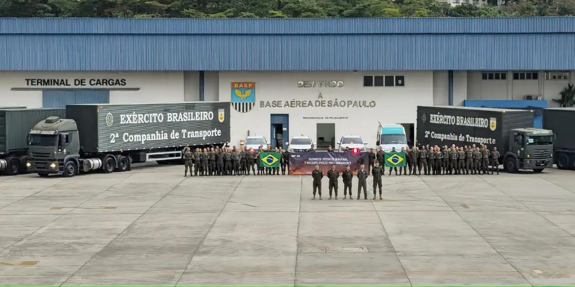 Caminhões dos Correios e do Exército na Base Aérea de São Paulo com 200 toneladas de doações para o desabrigados do Rio Grande do Sul (FAB© FAB)