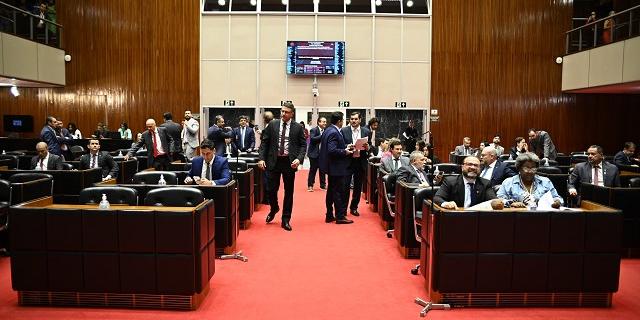 Deputados votaram cinco projetos de lei que tratam da remuneração de servidores públicos estaduais (Alexandre Netto / ALMG)