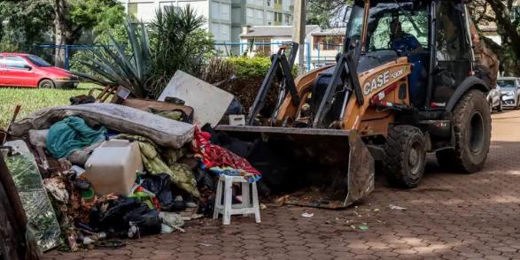 Limpeza de Porto Alegre envolve 3.500 pessoas, além de maquinário pesado para remover móveis e eletrodomésticos destruídos pela enchente do Guaíba (Rafa Neddemeyer / Agência Brasil)