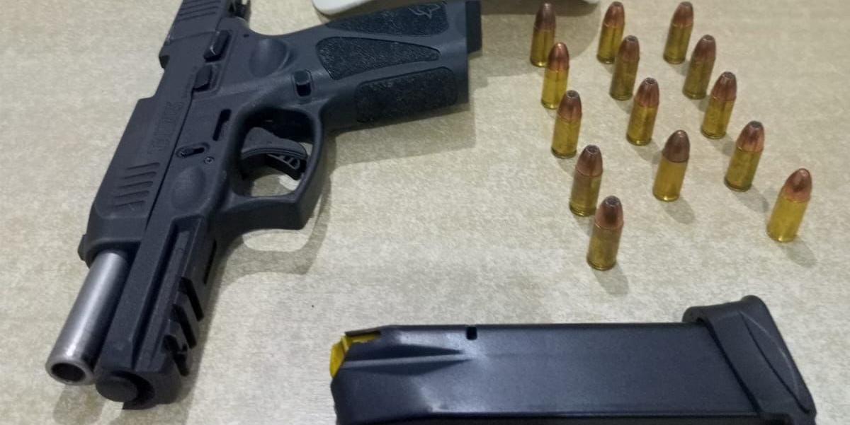 Dentro de uma mochila, policiais encontraram uma pistola Taurus 9mm e um carregador com 15 munições calibre 9 mm (Divulgação / PMRv)