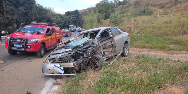 Vítima perdeu o controle do veículo e bateu contra barranco na margem da BR- 262, na Zona da Mata (CBMMG/ Divulgação)