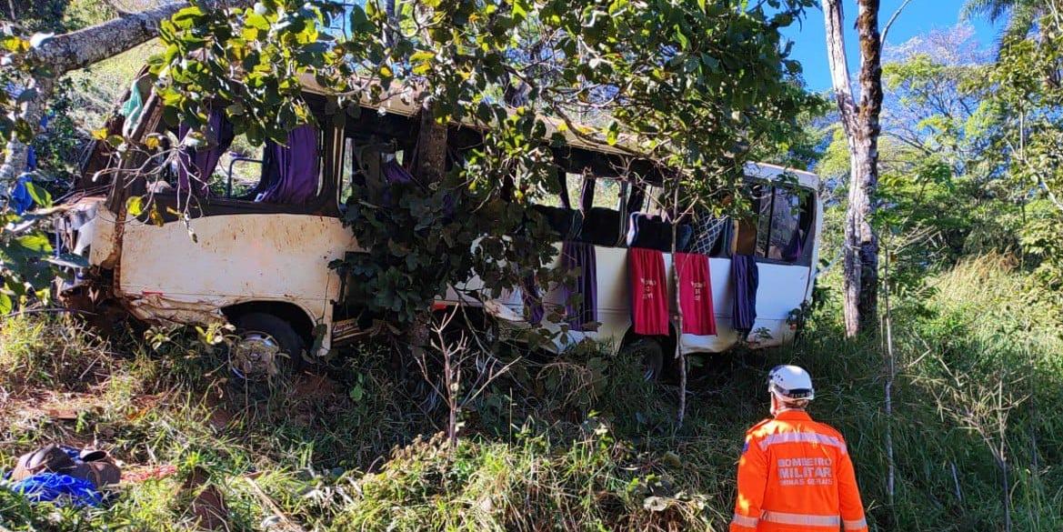 Ônibus capotou e caiu em ribanceira aproximadamente 100 metros abaixo da pista (Divulgação/ CBMMG)