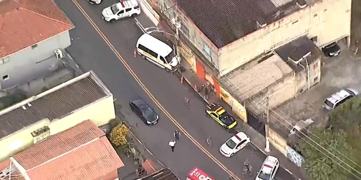 Van escolar colidiu contra um poste na cidade de Carapicuíba, segundo informação da prefeitura (Reprodução/ TV Globo)