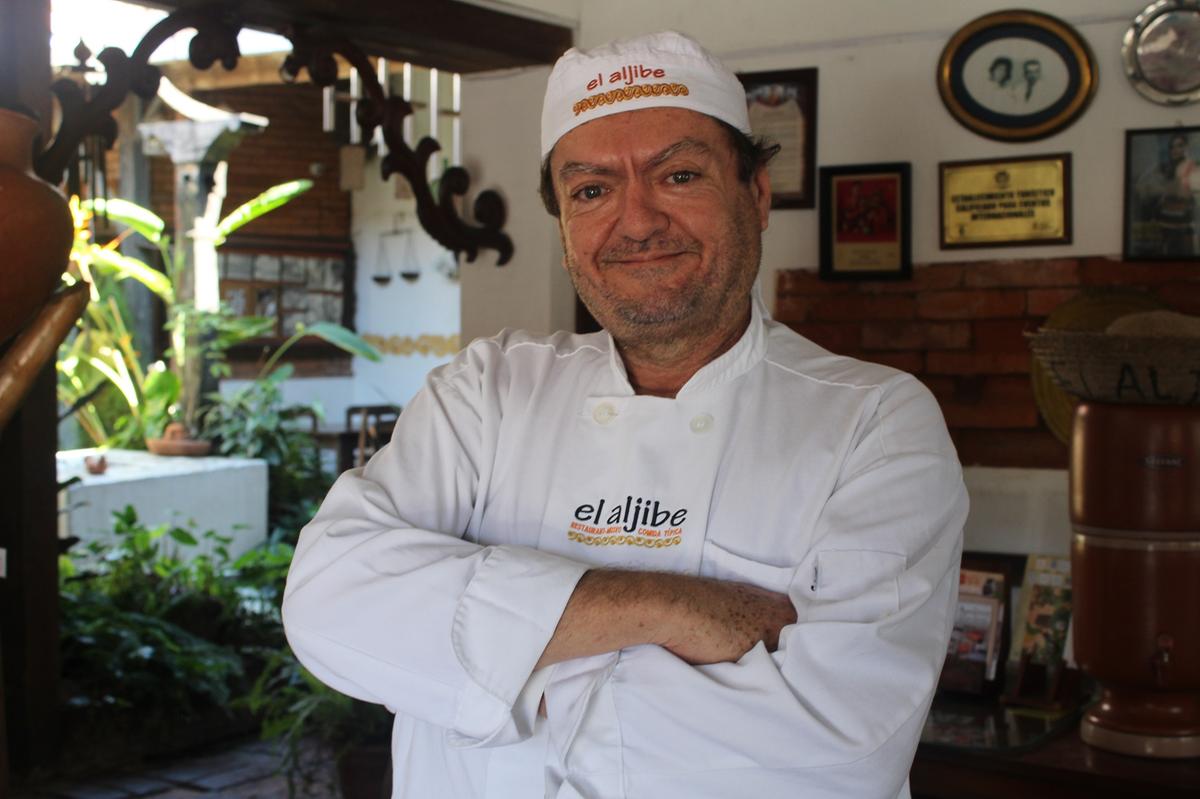 Chef Javier Libera, boliviano que fez a carreira de licenciatura em artes no Espírito Santo e tornou-se uma das maiores referências da gastronomia local (Foto: Cláudio Lacerda Oliva)