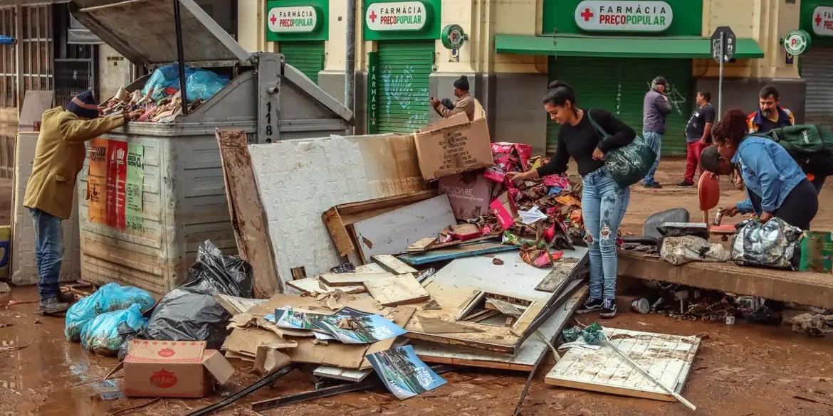 Ainda estão fora de casa 654,1 mil pessoas (Rafa Neddemermeyer / Agência Brasil)