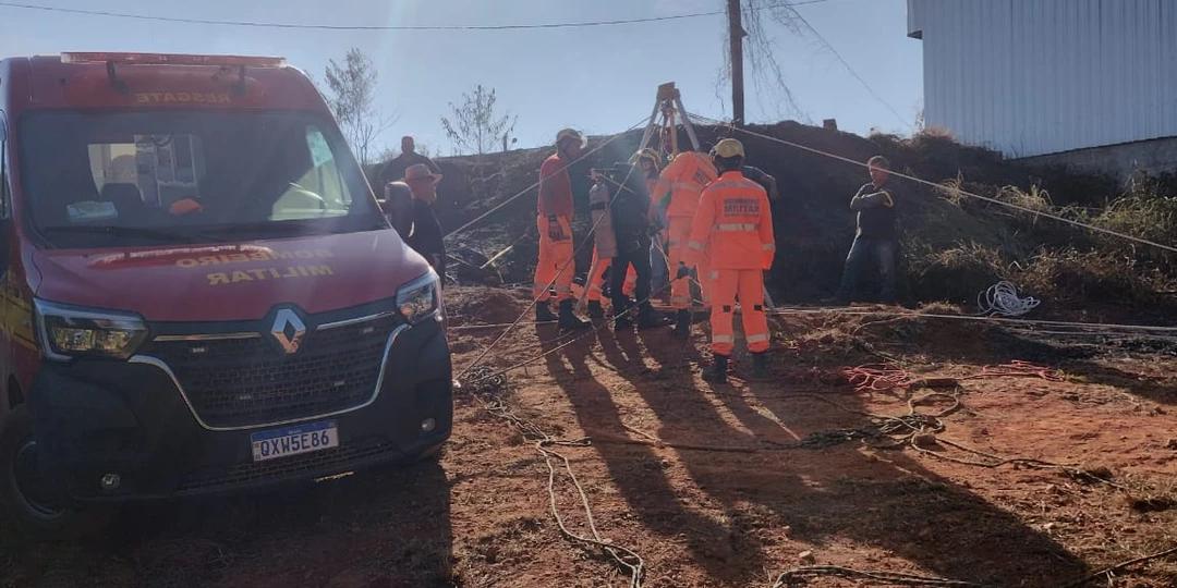 Bombeiros durante o resgate do corpo submerso na cisterna (Corpo de Bombeiros/Divulgação)