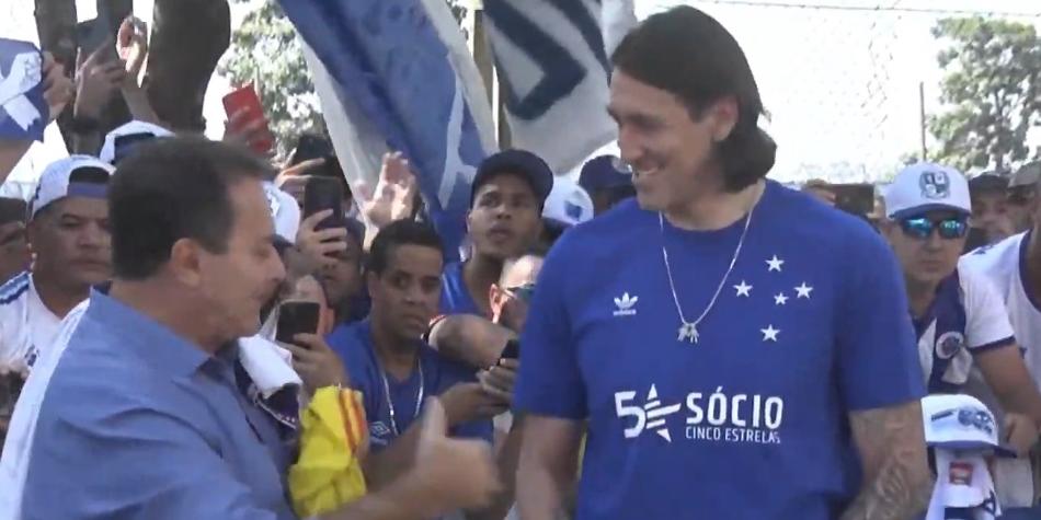 Cássio é recepcionado pela torcida do Cruzeiro na Toca II (Reprodução/Redes Sociais)