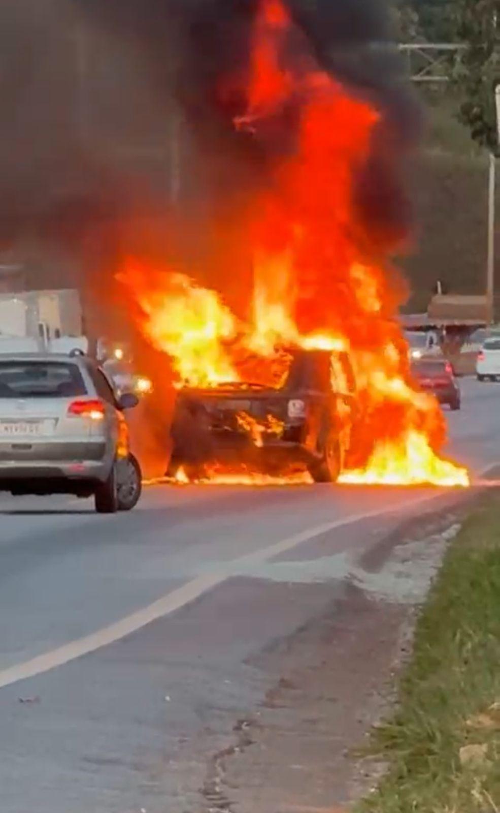 Carro pegou fogo no Anel Rodoviário na tarde desta sexta-feira (Simone Amorim)