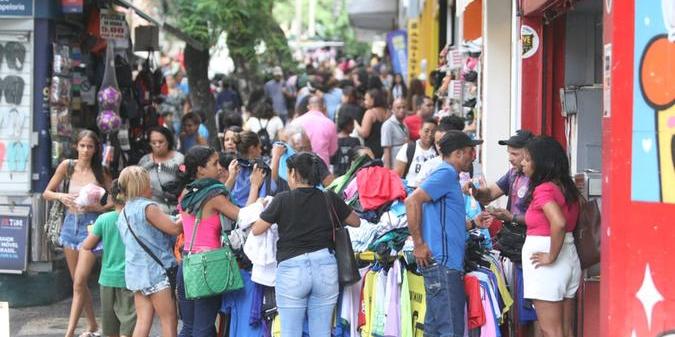 Consumidores com menos confiança em relação às compras, em maio (Maurício Vieira / Hoje em Dia / Arquivo)