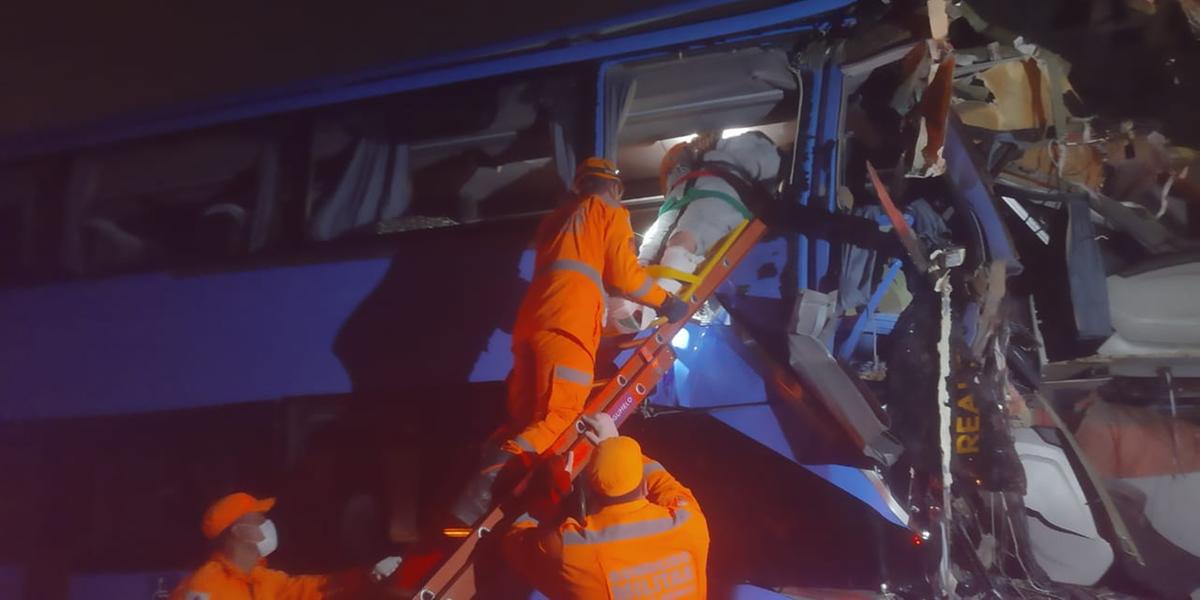 Passageiros que estavam no segundo andar do ônibus precisaram ser resgatados (Corpo de Bombeiros / Divulgação)