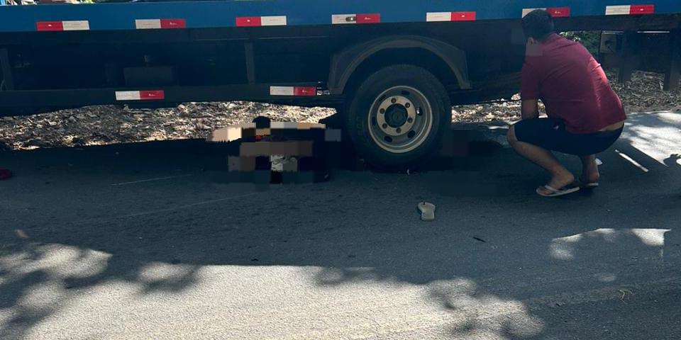 Condutor da moto ficou preso embaixo do caminhão após o acidente (Corpo de Bombeiros / Divulgação)