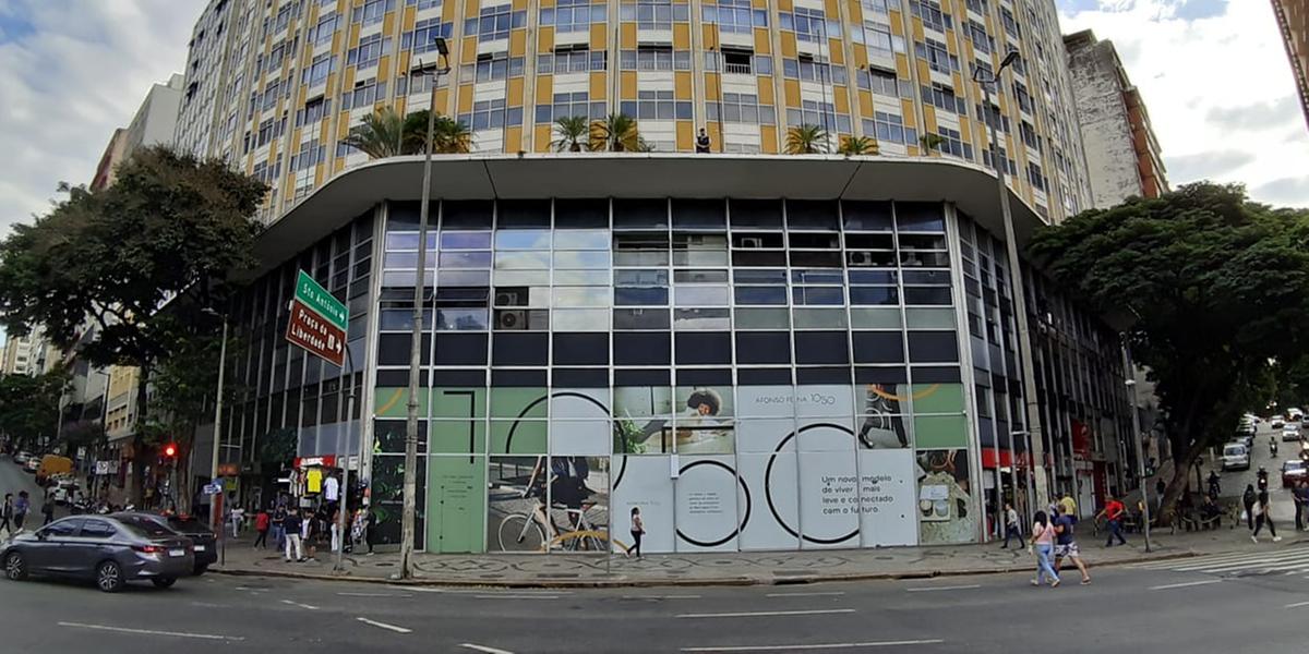 Prédio já conta com tapumes para iniciar nova reforma que promete revitalizar o icônico hotel (Maurício Vieira / Hoje em Dia)