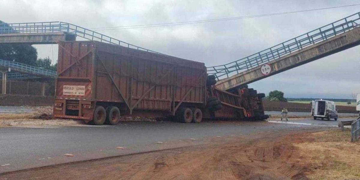 Carreta bateu em um dos pilares da passarela, que acabou caindo na BR-153, altura do km 34 (Divulgação / CBMMG)