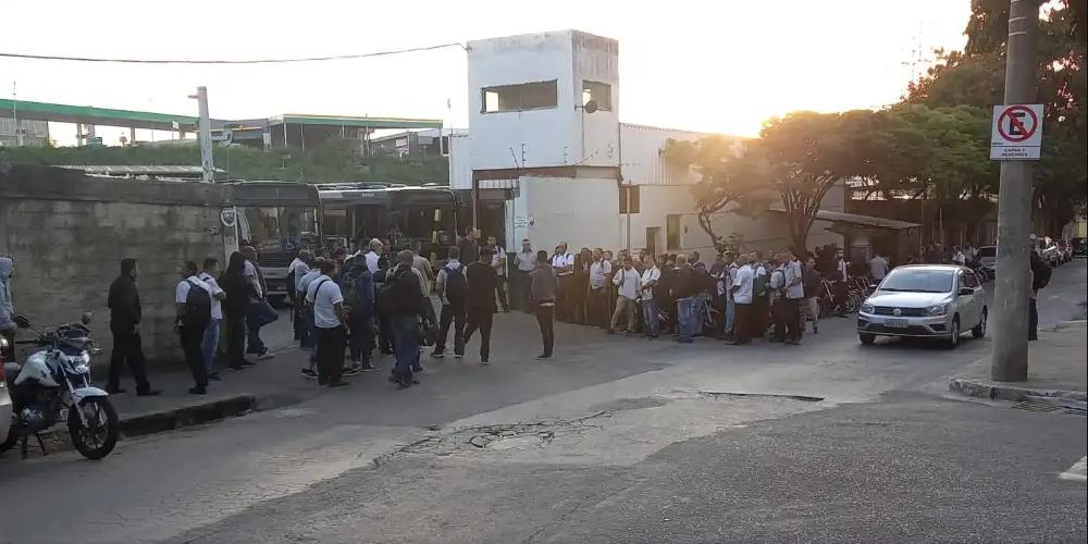 Motoristas impedem a saída de veículos da garagem da empresa, em Sabará (Redes Sociais/Reprodução)
