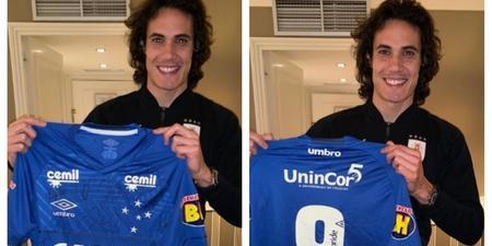 Cavani ganha camisa do Cruzeiro durante trabalhos na Toca II com a seleção do Uruguai (Divulgação/Cruzeiro)