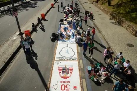 Fiéis confeccionam os tradicionais tapetes de Corpus Christi no centro do Rio de Janeiro (Silva/Agência Brasil)