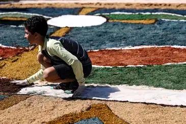 Fiéis confeccionam tapetes de Corpus Christi na Esplanada dos Ministérios, em Brasília (Marcelo Camargo/Agência Brasil)