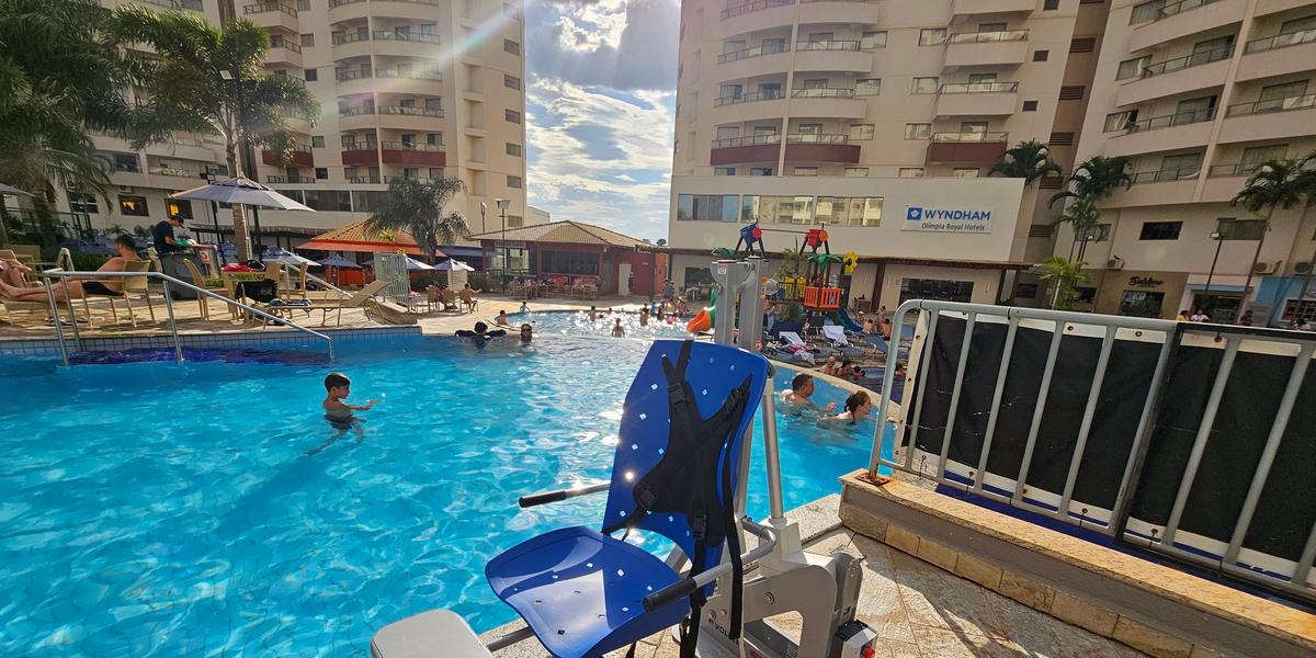 Além do novo elevador de piscina, o hotel conta com apartamentos adaptados, elevadores, rampas de acesso e estacionamento com vagas
especiais (Divulgação / Wyndham Olímpia)