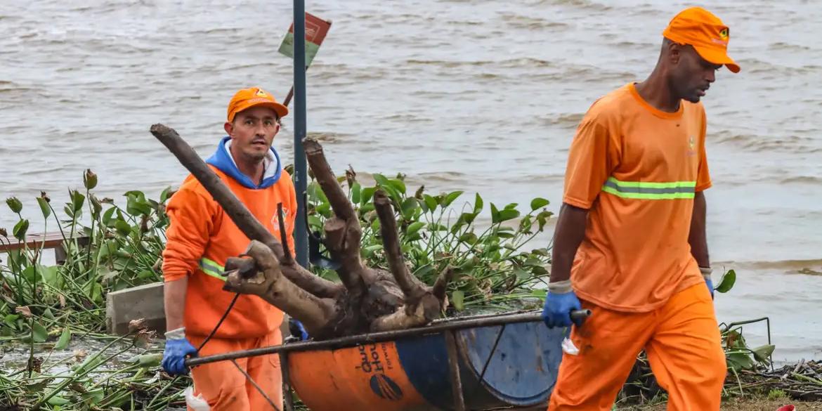 Com o recuo, muitas pessoas retornam a seus lares e comércios (Agência Brasil)