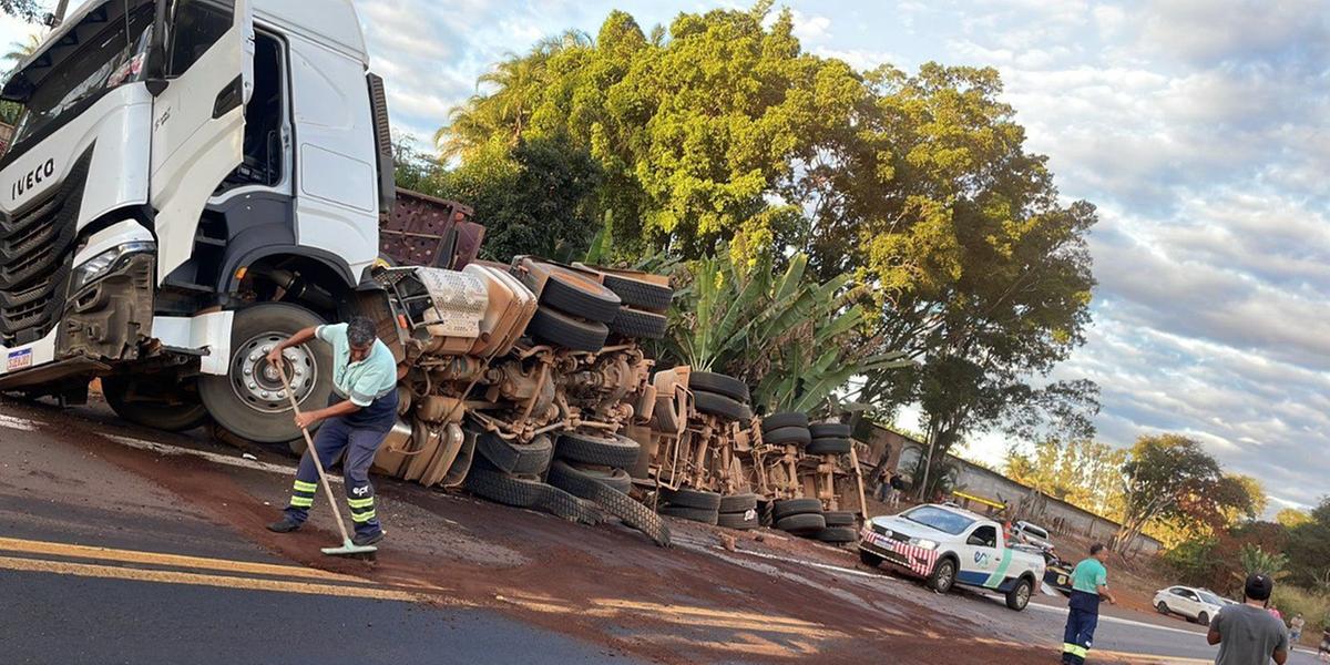 Motorista da carreta teria de assustado ao ver a viatura, que estava capotada na rodovia, e acabou perdendo o controle do veículo ao tentar se esquivar (Divulgação / CBMMG)