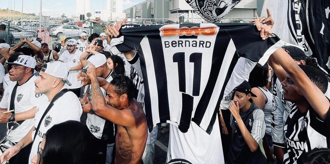 Bernard agradece recepção da torcida do Atlético na volta para casa (Reprodução / Instagram Bernard)