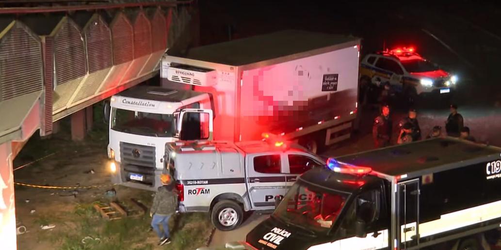 Motorista chegou a jogar o caminhão na direção do policiais e fugiu, só parando após ser atingido pelos disparos (TV Globo/Reprodução)