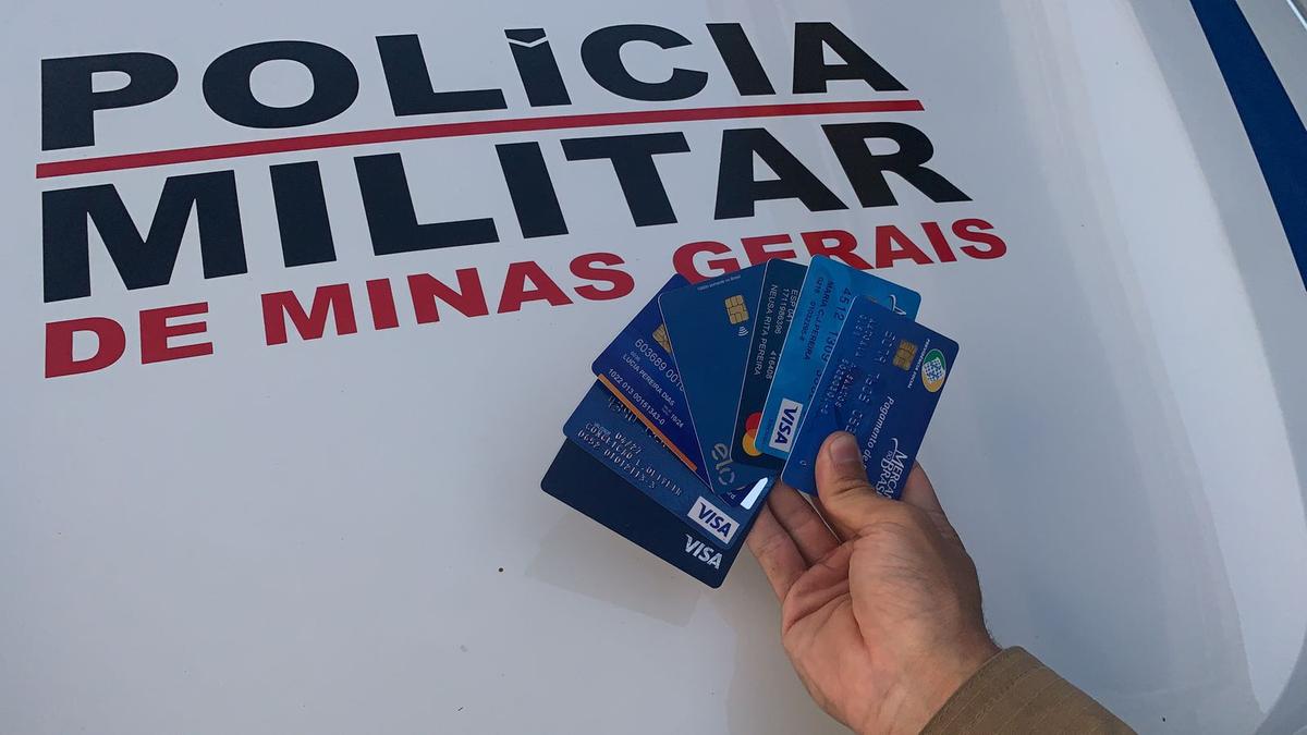 Cartões de crédito encontrados com os golpistas (Divulgação / PMMG)