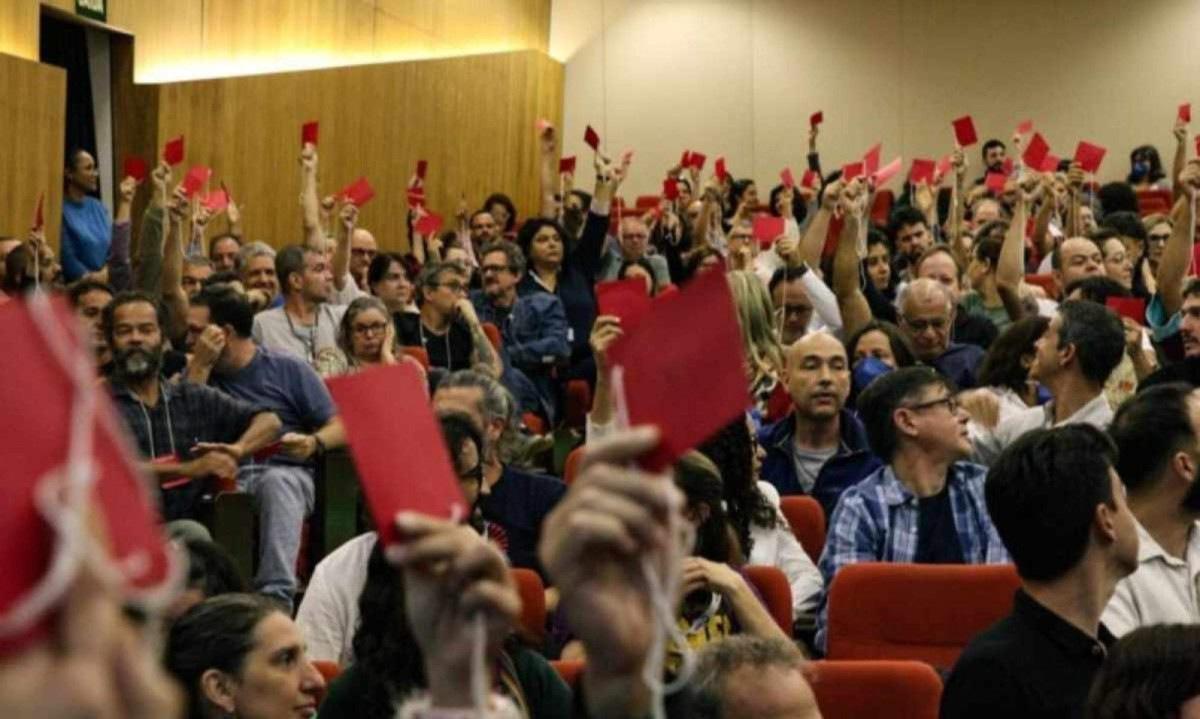 Votação para o retorno das atividades durante assembleia dos professores (APUBH/Divulgação)