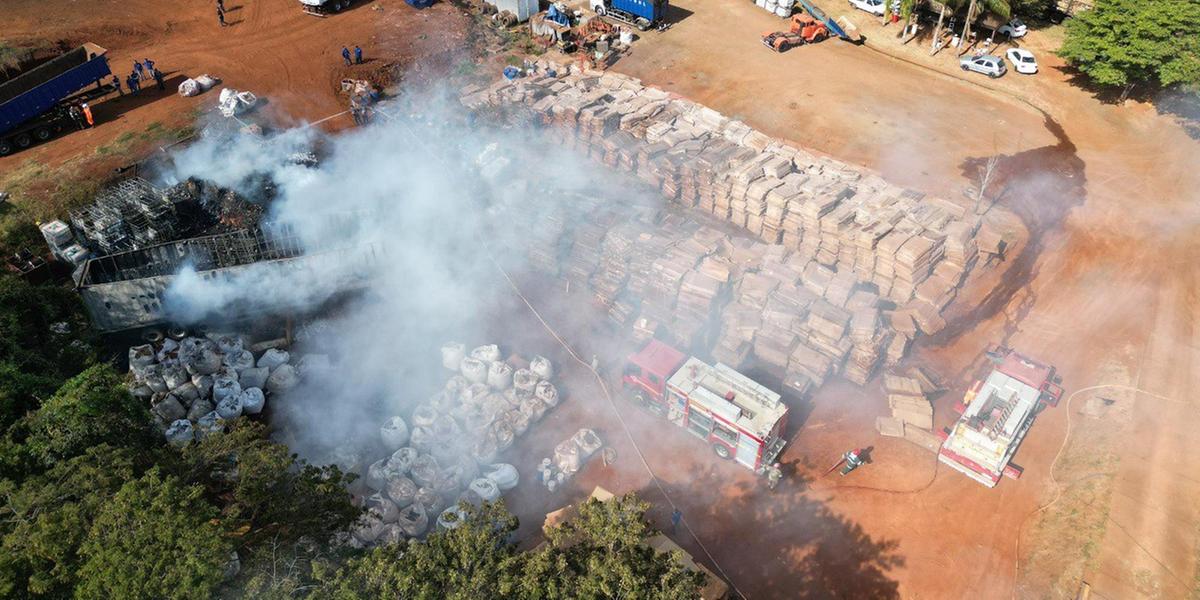 Várias bombonas cheias de álcool se incendiaram, assim como uma carreta que estava próxima e vários materiais recicláveis e outros combustíveis (Divulgação / CBMMG / Digital Drones)