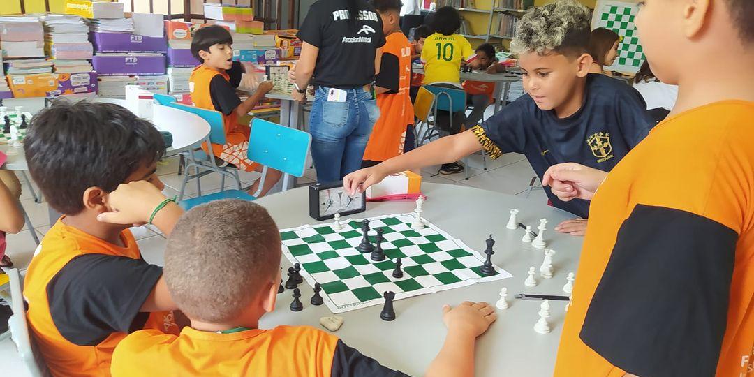 Xadrez pode contribuir para o desenvolvimento dos jovens (Reprodução / Instagram Federação Mineira de Xadrez)