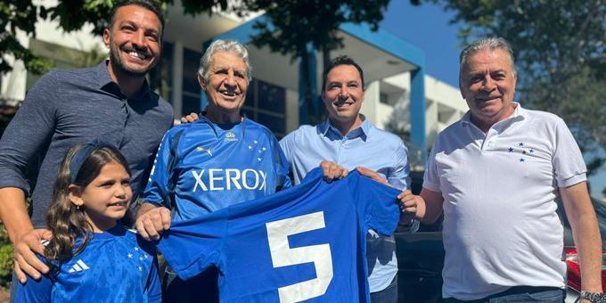 Piazza recebe camisa celeste em visita a Toca II (Divulgação / Cruzeiro)