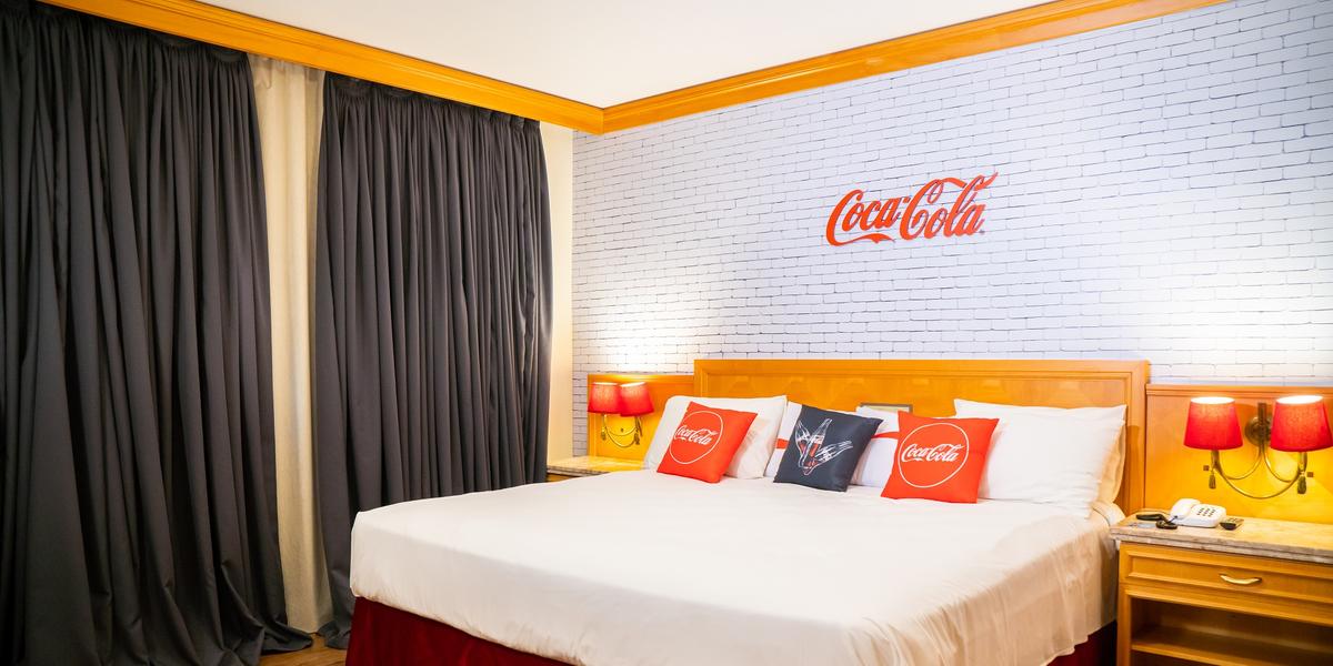 Hóspedes encontram suíte decorada com o tema e um frigobar abastecido com 8 latas de Coca-Cola (Divulgação / Mabu Thermas)