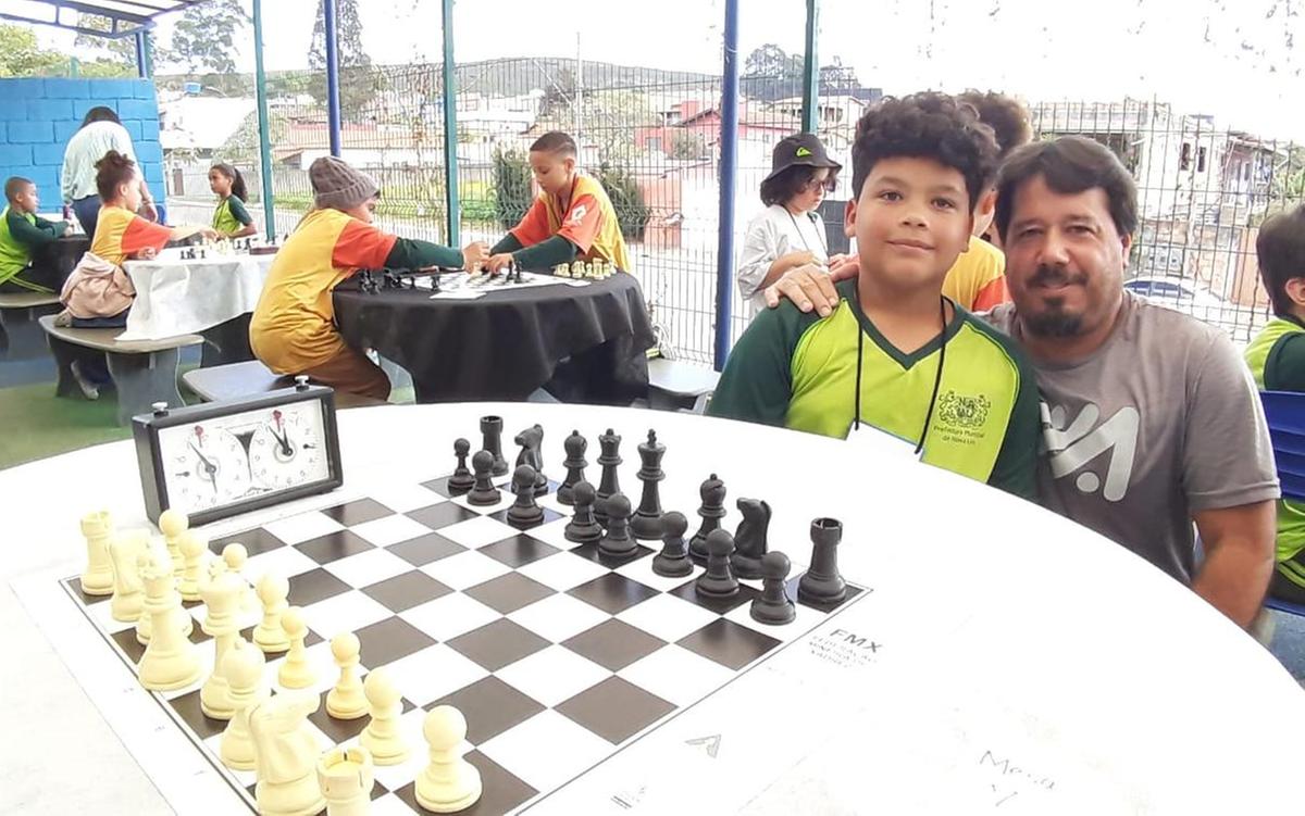 Floriano Rocha e o filho Théo Oliveira, de 9 anos (Maurício Vieira / Hoje em Dia)