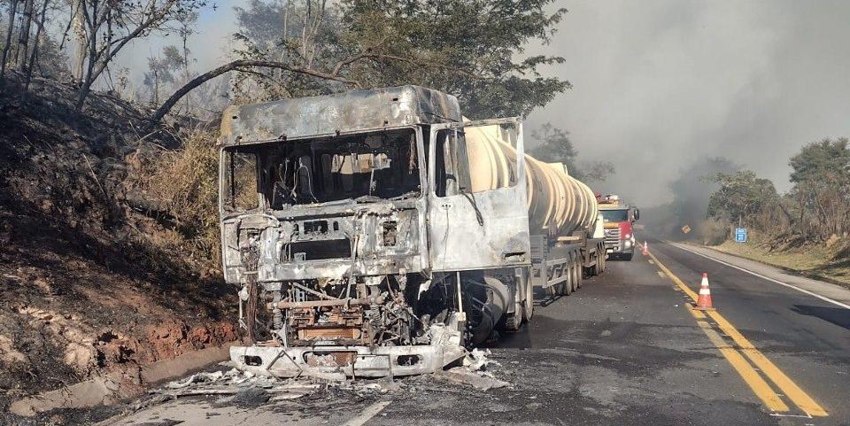 Bombeiros precisaram combater o incêndio em vegetação as margens da rodovia, que teve início após a ocorrência com o caminhão tanque (Divulgação / CBMMG)