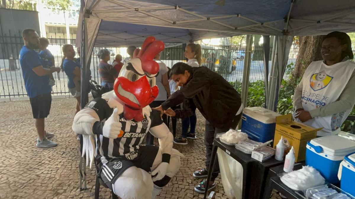 Galo Doido dando bom exemplo no Parque Municipal (Fernando Michel / Hoje em Dia)