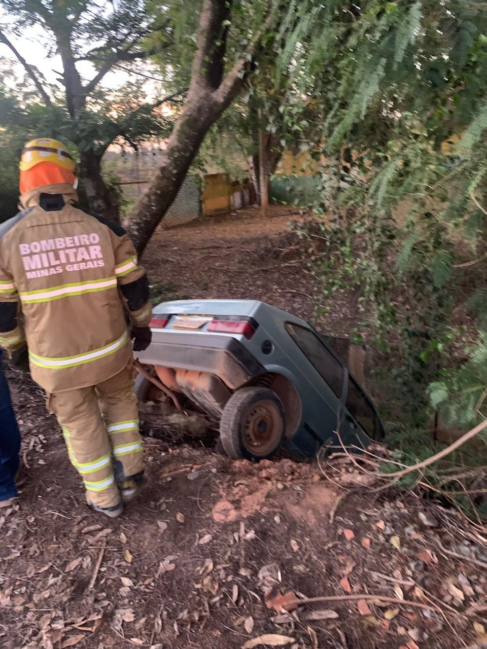 Carro ficou dependurado (Crédito: CBMMG)