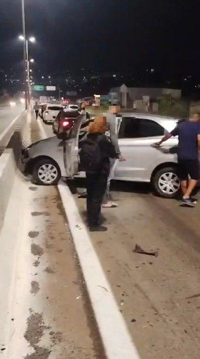 Veículo foi abandonado, batido em uma mureta do Anel Rodoviário (Divulgação / CBMMG)