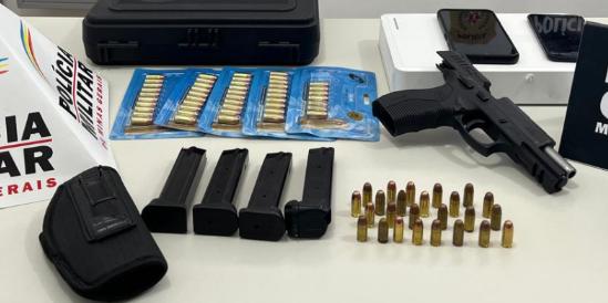 Na casa do empresário, os policiais apreenderam uma pistola calibre 380, quatro carregadores e 72 munições intactas (Divulgação / PCMG)