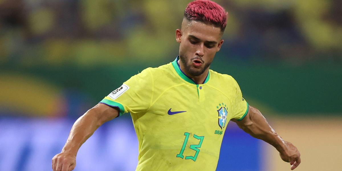 Yan Couto defendeu a Seleção com o cabelo rosa em outubro do ano passado (Vitor Silva/CBF)