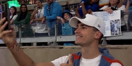 Dinenno é tietado por torcida do Cruzeiro, no Mineirão (Reprodução / Twitter Estádio Mineirão)