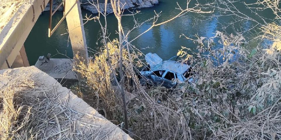 Carro cai de ponte de 20 metros, mata uma pessoa e deixa quatro feridas em Minas (Divulgação / Corpo de Bombeiros)