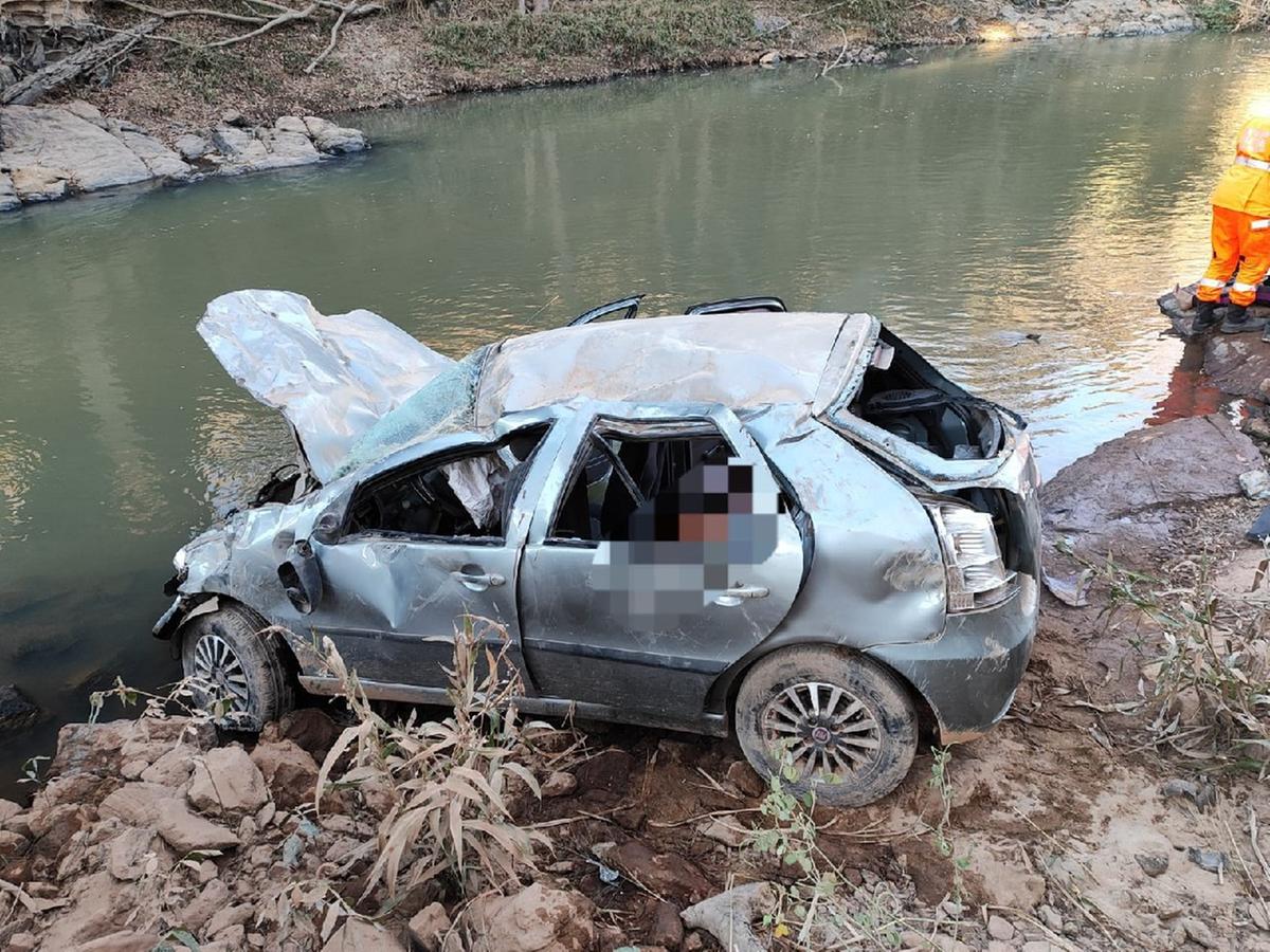 Passageira morre após carro cair de ponte de 20m (Divulgação / Corpo de Bombeiros)