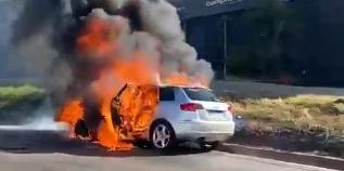 Carro pega fogo em BH (Divulgação / Corpo de Bombeiros)